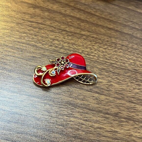 Red Hat Brooch / Pin - Picture 1 of 2